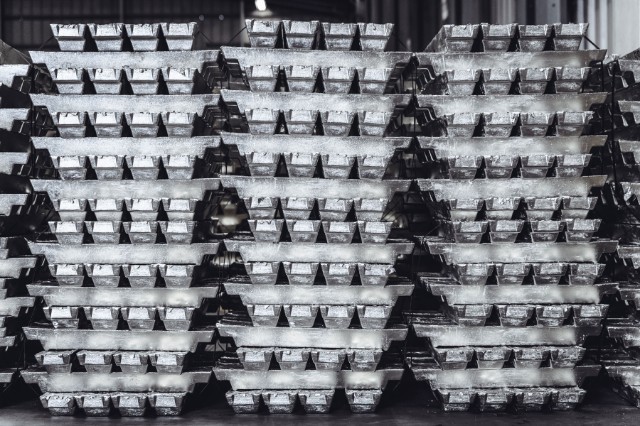 Tin Ingots gestapelt frontal