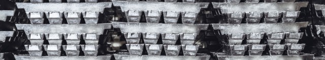 Tin Ingots gestapelt frontal